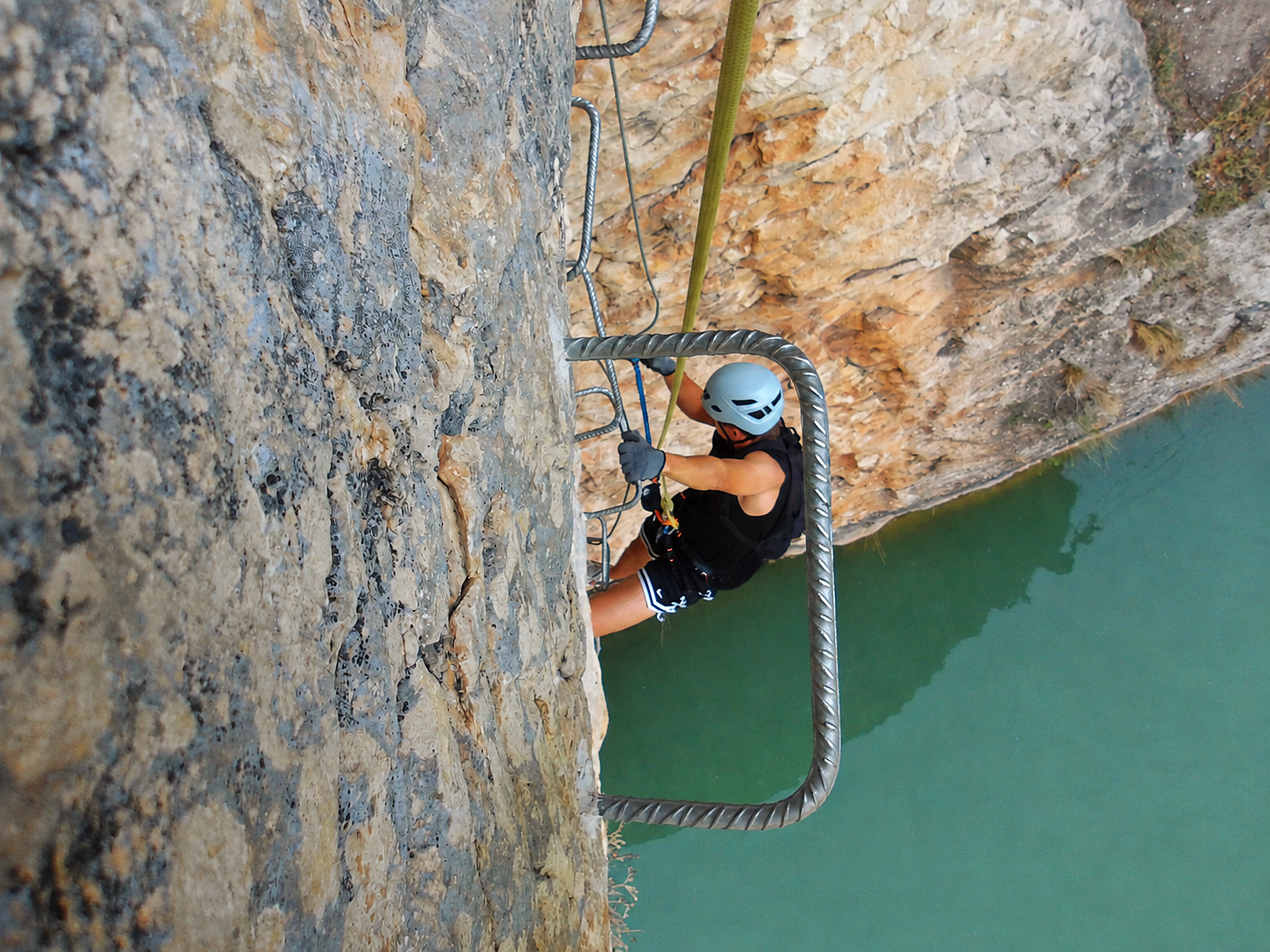 chico en el desplome de la vía ferrata paret de les arcades en la pobla de segur, el Pallars Jussà, Pirineos catalanes