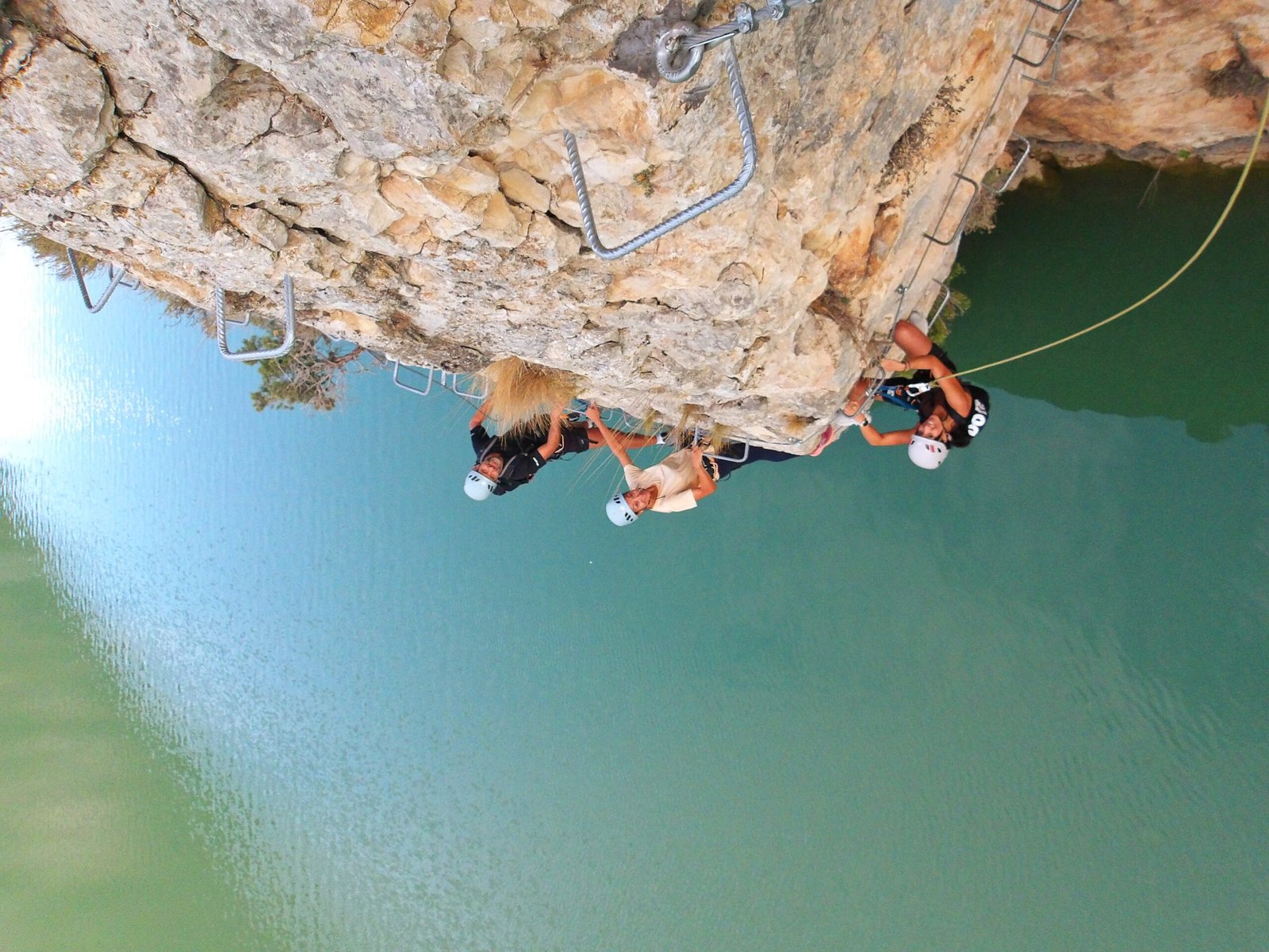 grupo de personas en la vía ferrata paret de les arcades en la pobla de segur, el Pallars Jussà, Pirineos catalanes