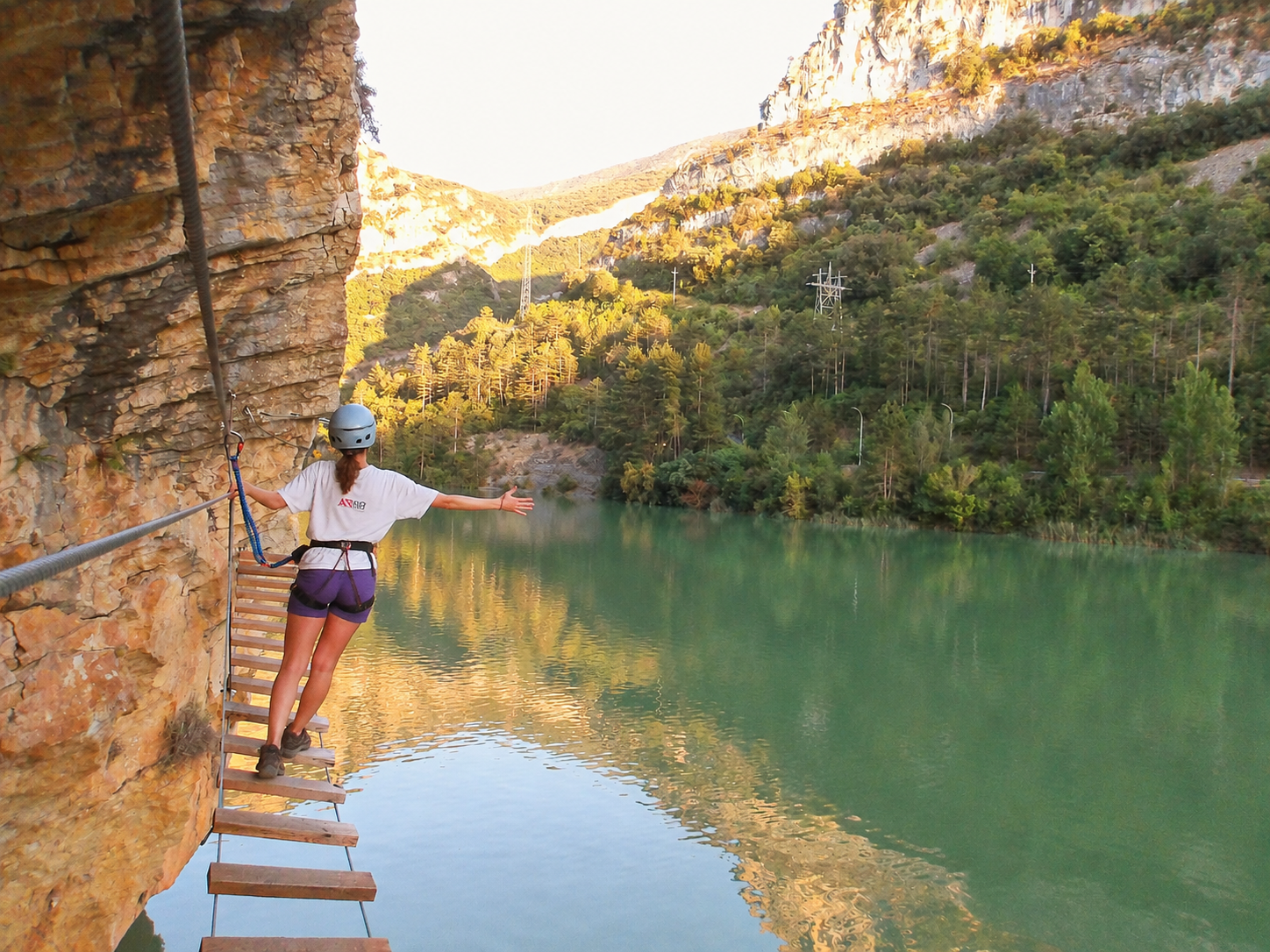 vía ferrata paret de les arcades al atardecer en la pobla de segur, el Pallars Jussà, Pirineos catalanes
