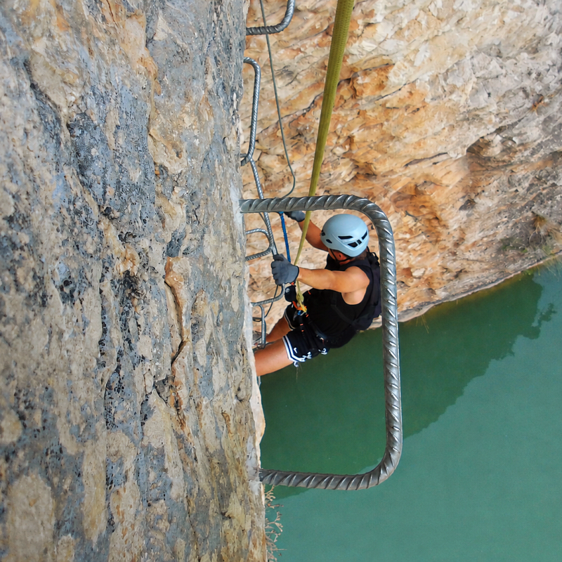 chico en el desplome de la vía ferrata paret de les arcades en la pobla de segur, el Pallars Jussà, Pirineos catalanes