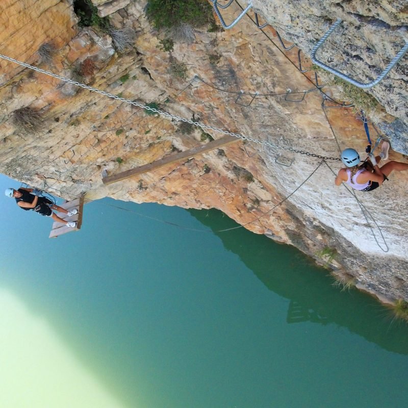 péndulo o columpio en la vía ferrata paret de les arcades en la pobla de segur, el Pallars Jussà, Pirineos catalanes