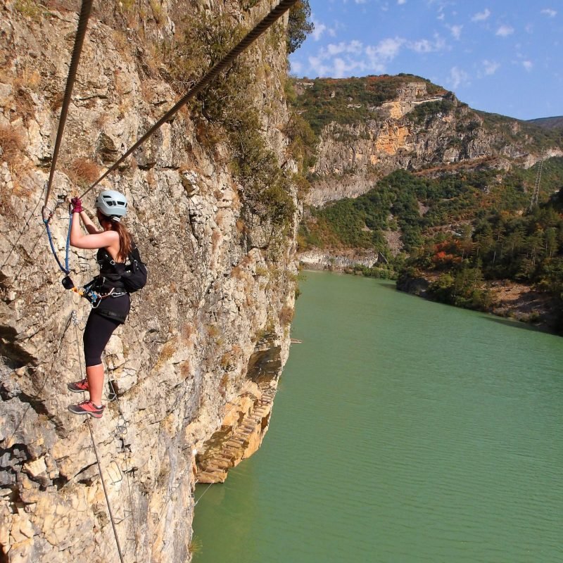 puente de cable en la vía ferrata paret de les arcades
