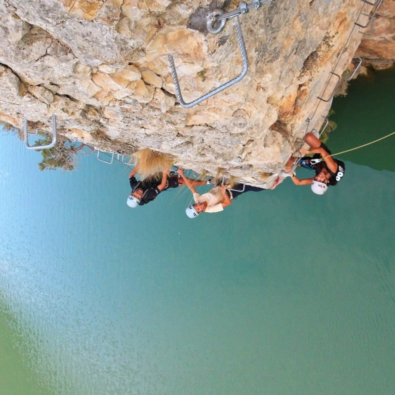 grupo de personas en la vía ferrata paret de les arcades en la pobla de segur, el Pallars Jussà, Pirineos catalanes