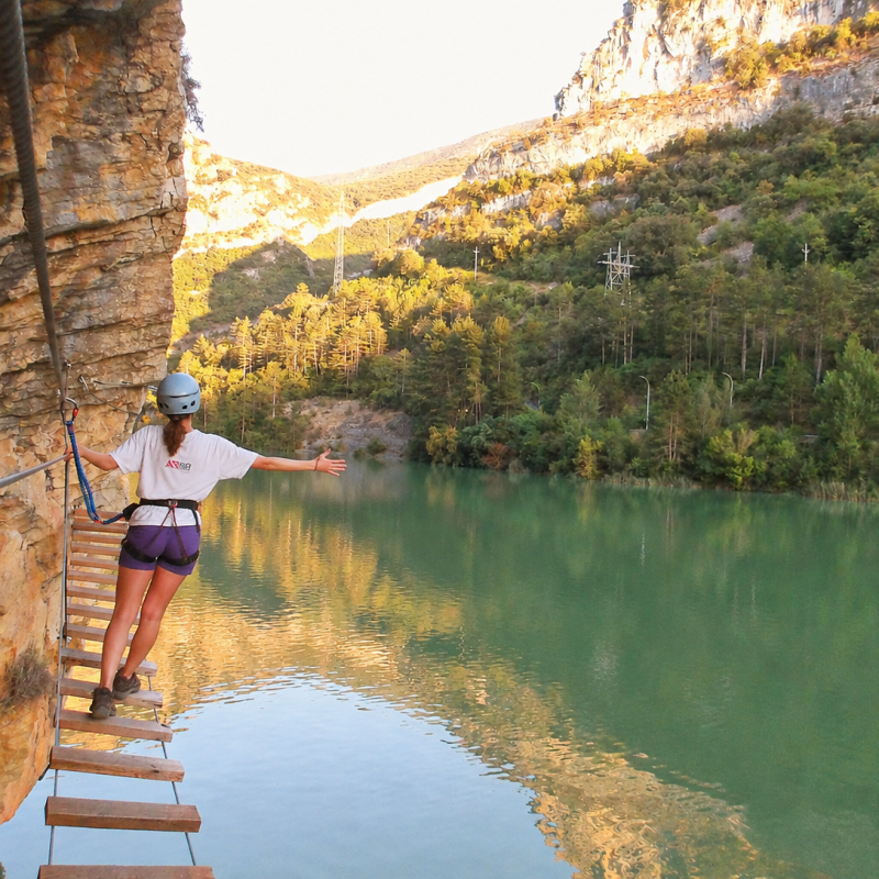 vía ferrata paret de les arcades al atardecer en la pobla de segur, el Pallars Jussà, Pirineos catalanes